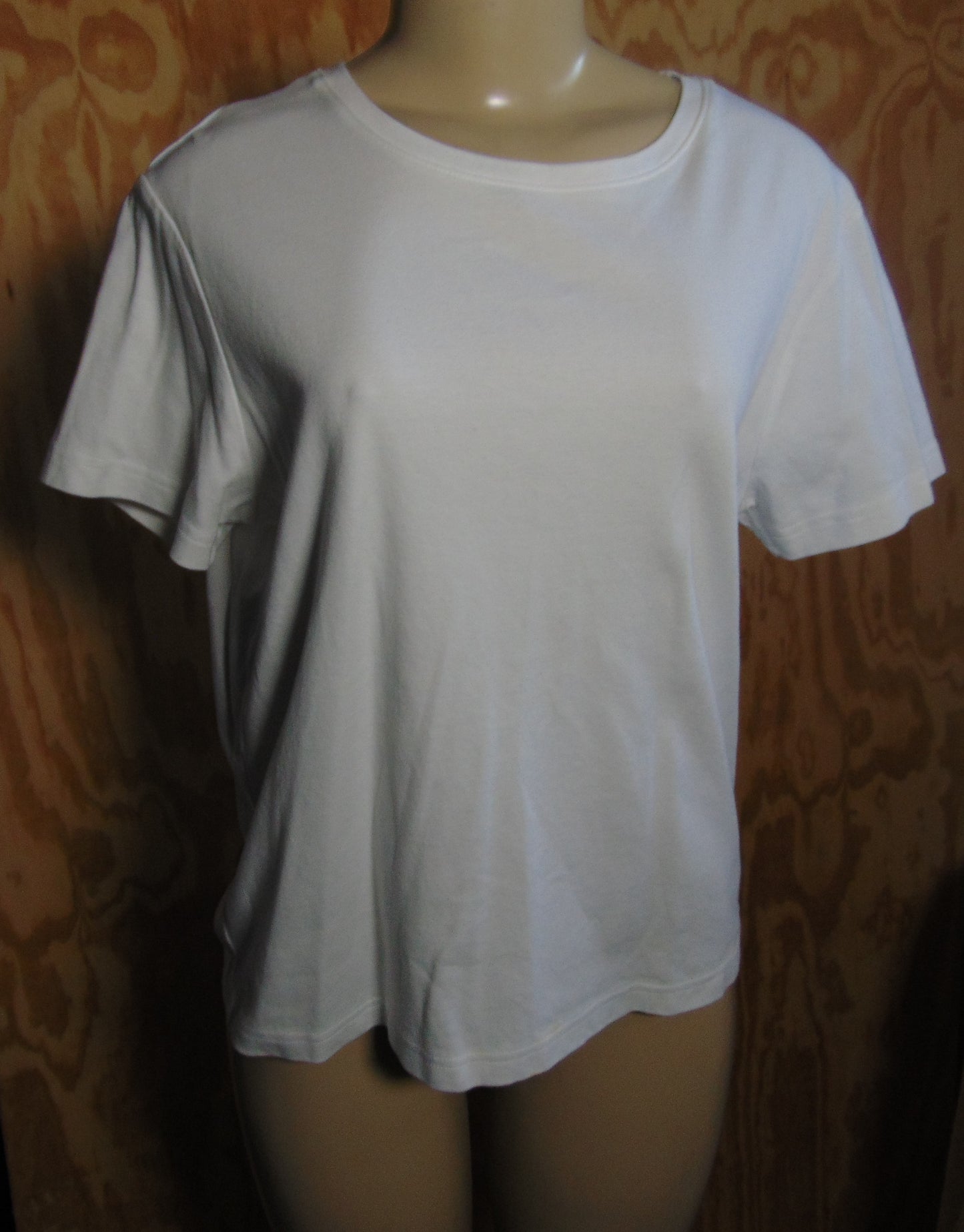 white t-shirt size M.