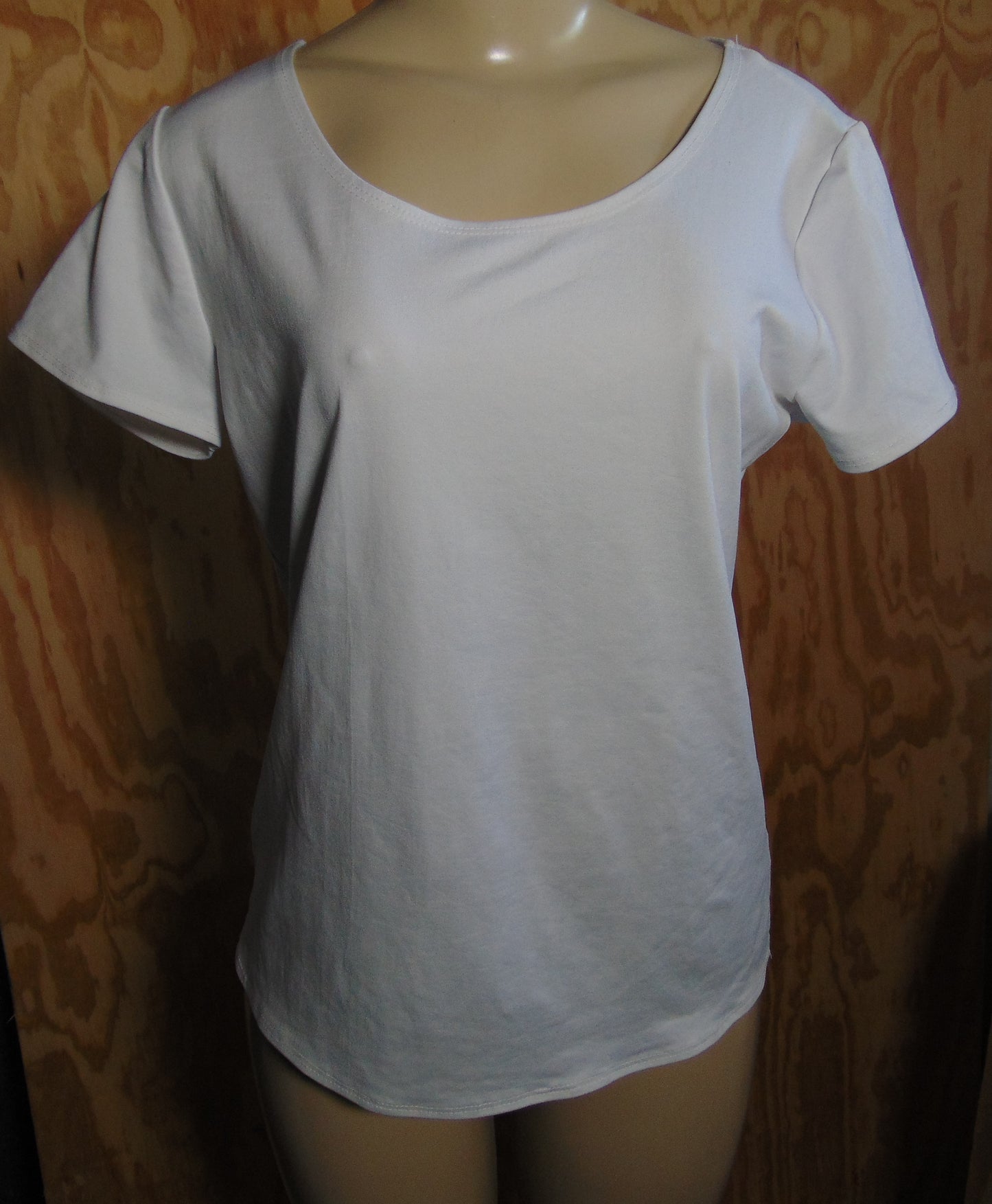 white t-shirt size M.