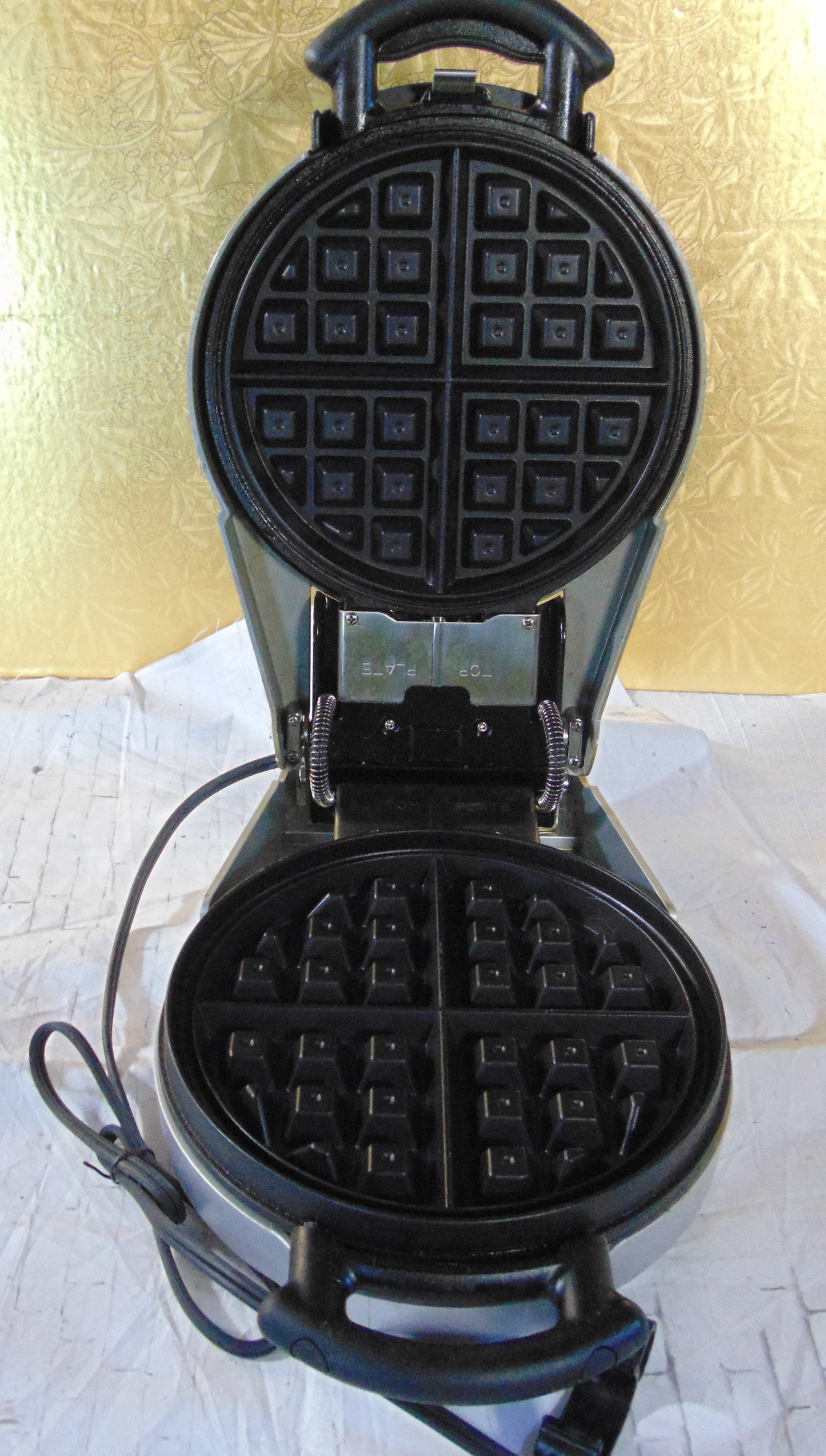 Villa Ware  Petite Heart Belgian 3 Waffle Maker Model 2006