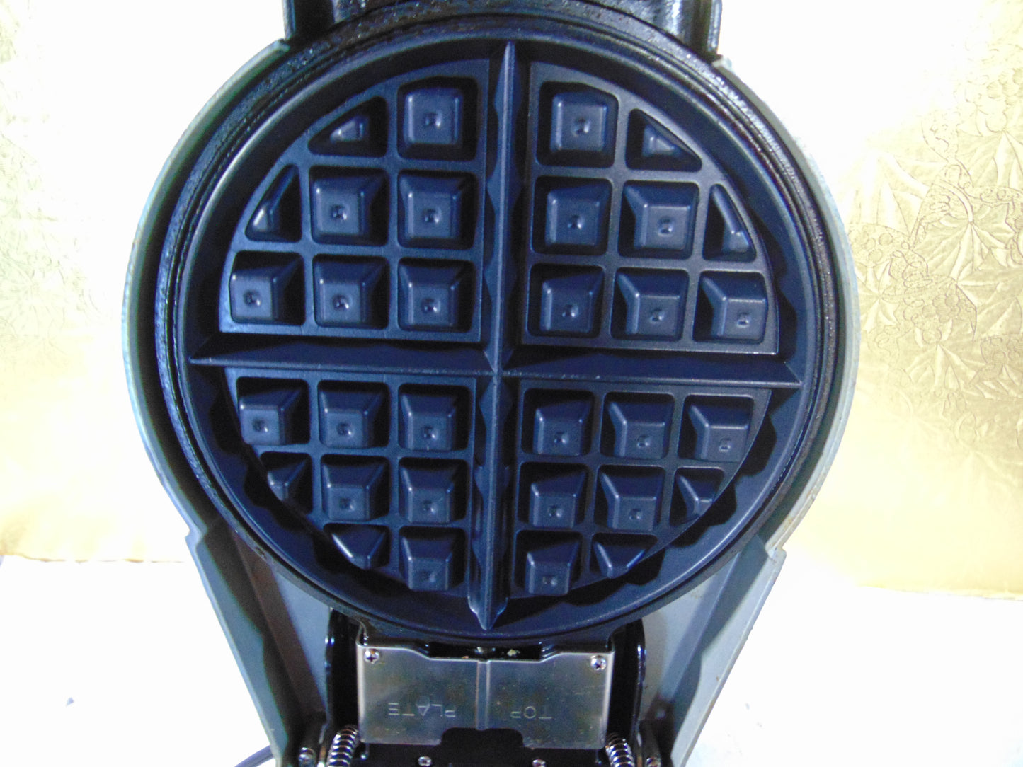 Villa Ware  Petite Heart Belgian 3 Waffle Maker Model 2006