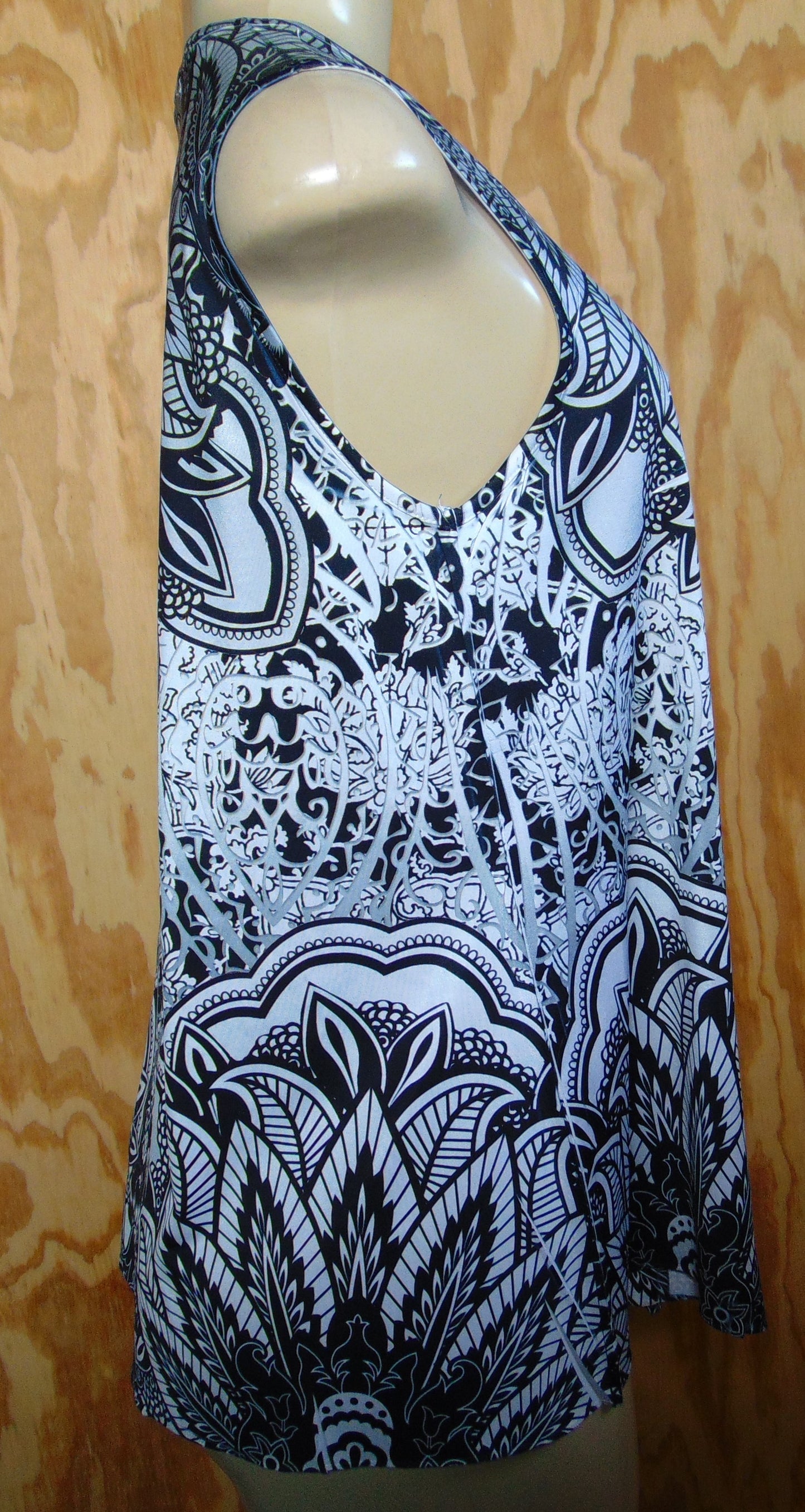 Apt 9 Slinky Sleeveless Tunic Blouse Pullover Top Medium Black White